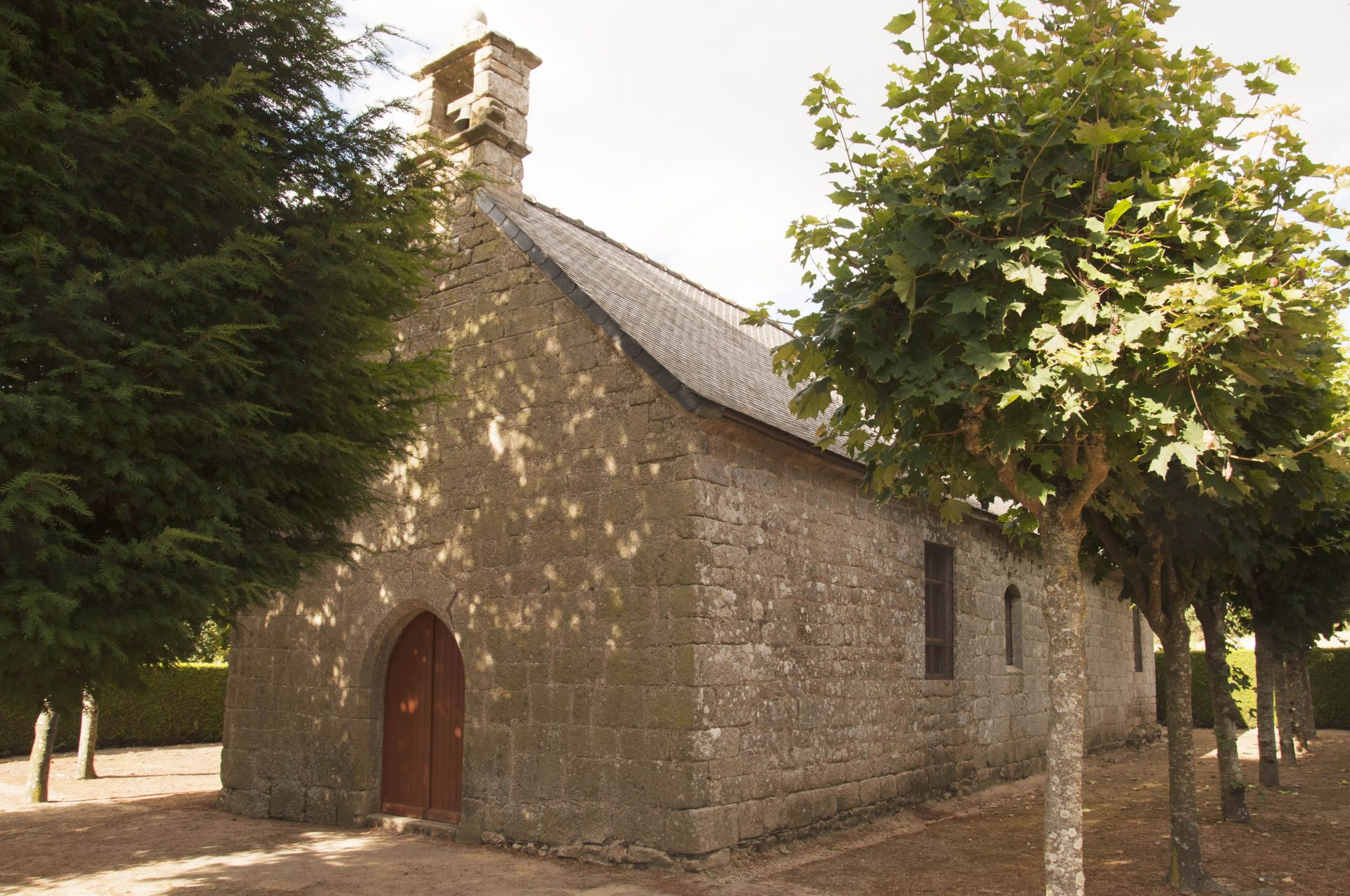 Vue sur deux façades d'une chapelle du patrimoine historique
