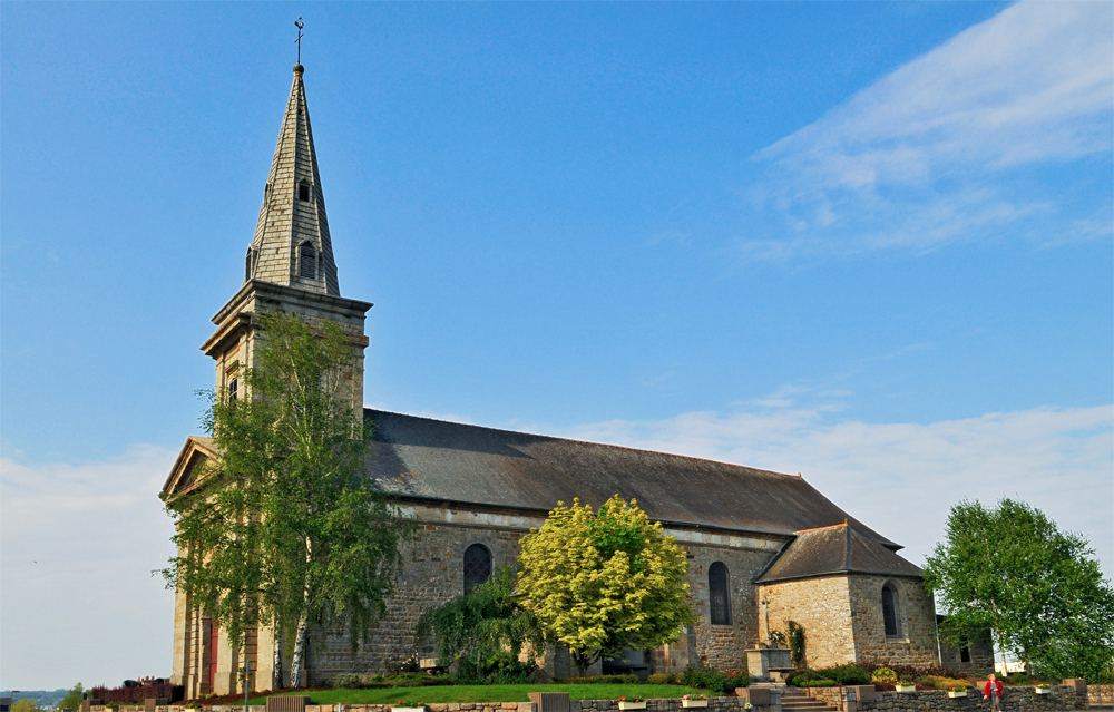 Vue d'une église sur un fond de ciel bleu reflétant le patrimoine historique