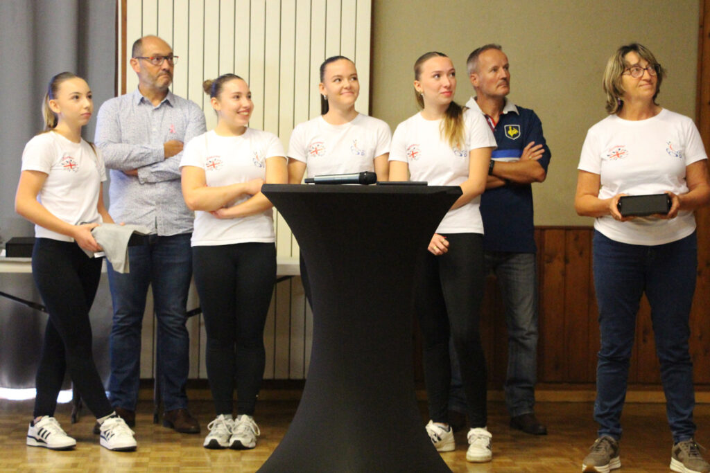 5 jeunes filles et deux hommes regardant vers la droite