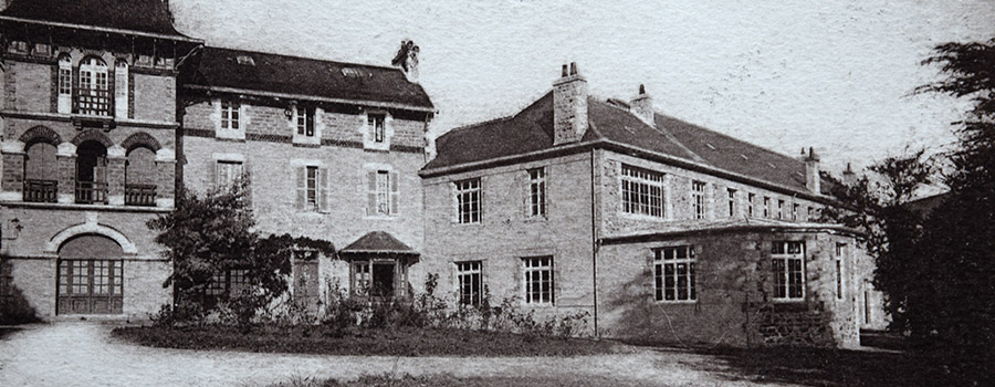 Image ancienne en noir et blanc des façades d'un grand batiment