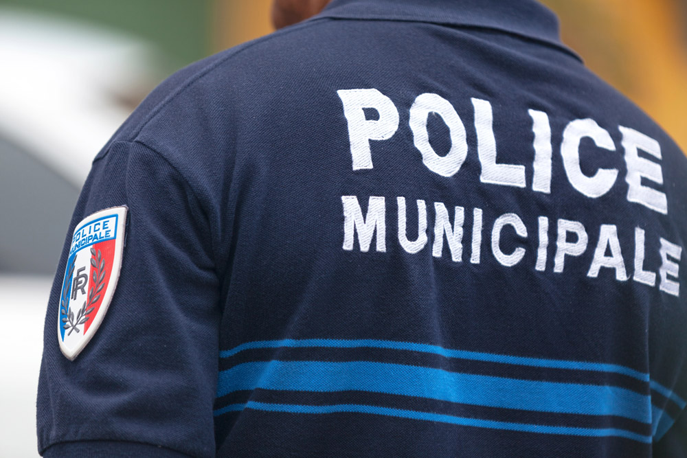 Gros plan de dos d'un policier municipal