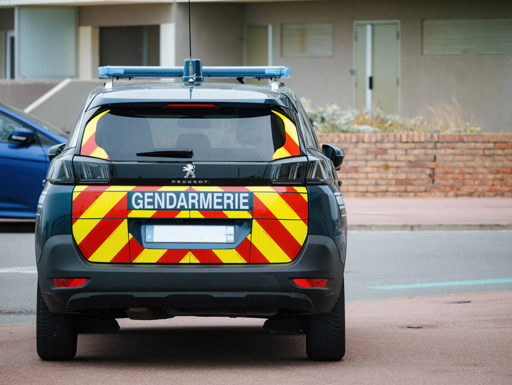 Un véhicule de la gendarmerie vu de derrière