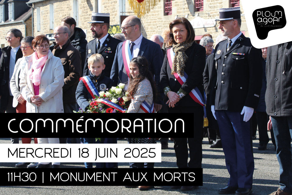 Élus et enfants en écharpe tricolore lors d'une cérémonie
