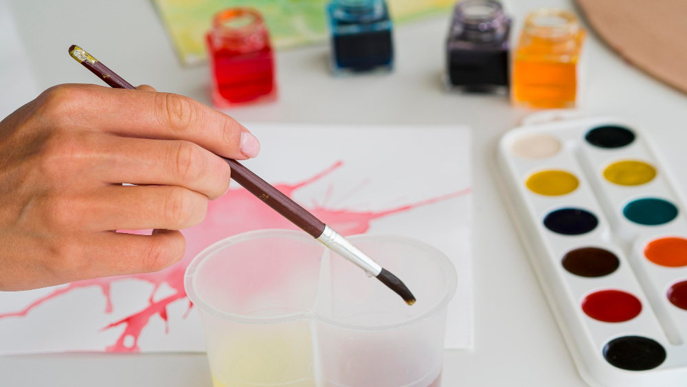 Un pinceau avec de la peinture à l'aquarelle