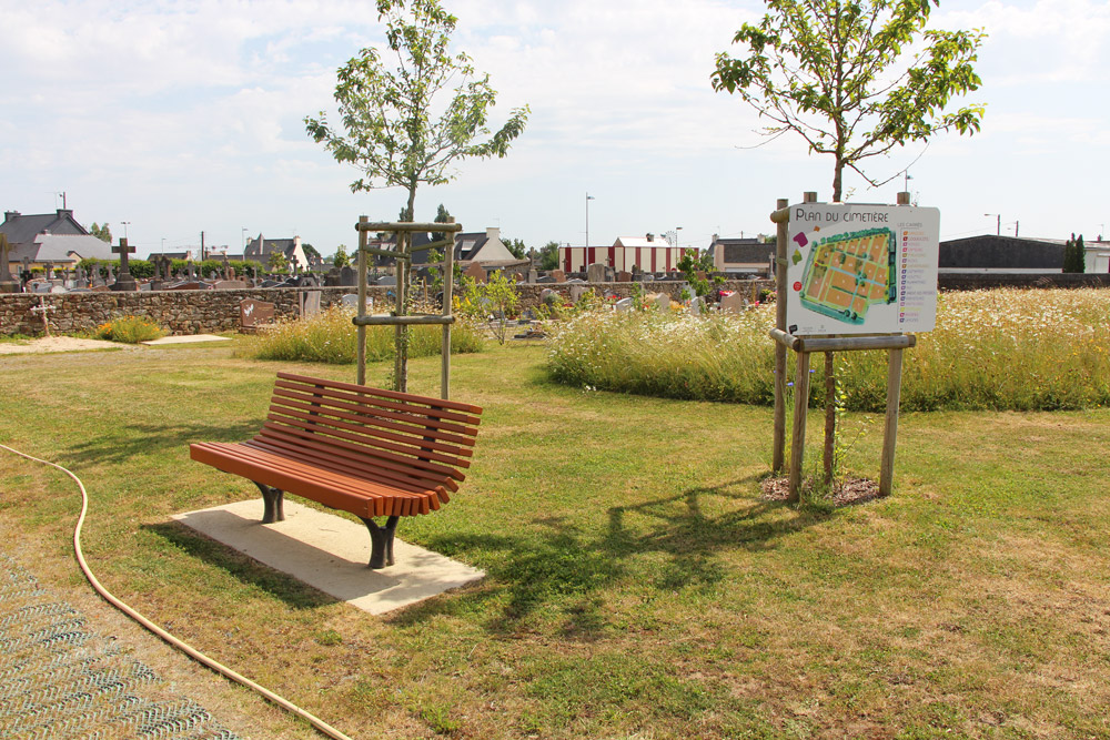 Espace fleuri dans le cimetière avec un banc
