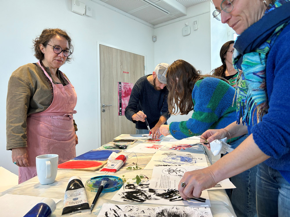 Plusieurs personnes autour d'une table qui font des arts plastiques