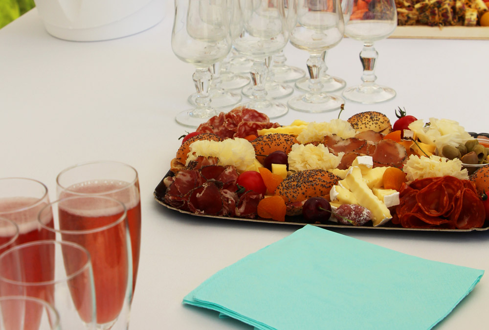 Gros plan sur un plateau de charcuterie et froamge