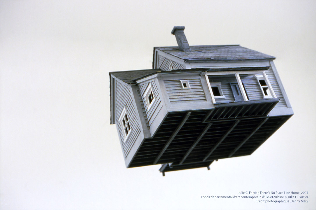 Représentation artistique d'une maison qui semble voler dans le ciel