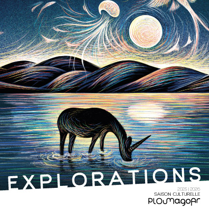 Une de la brochure de la saison culturelle 25-26 de Ploumagoar présentant une illustration d'Isabelle Simler d'une licorne dans un lac