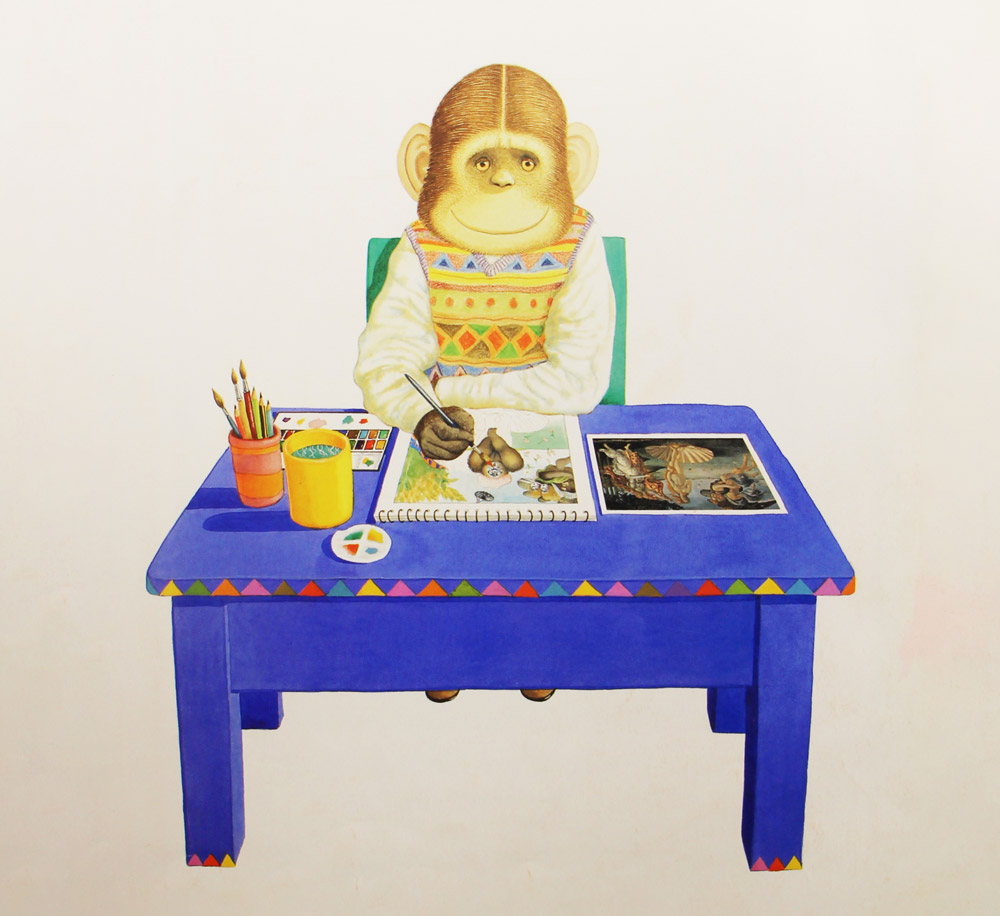 Un singe vêtu d’un pull coloré est assis à une table bleue et peint un dessin sur un carnet, avec des pinceaux et des pots de peinture à côté.