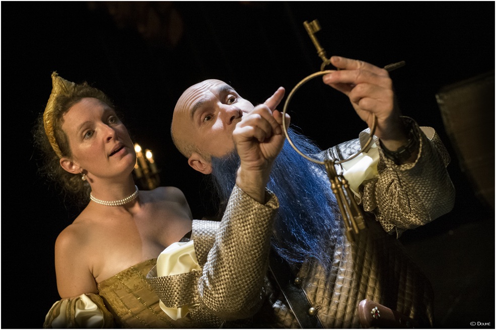 Un homme avec une barbe bleue et une femme en costume de théatre