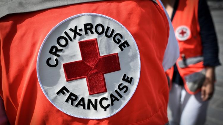 Gros plan sur le dos d'un gilet avec le logo de la Croix-Rouge